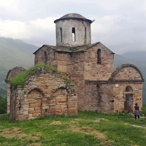 В Домбай всей семьёй: тур по природным красотам с аниматором и лёгкими прогулками в горах