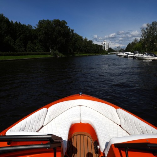 На стильном катере — к самому высокому зданию Европы