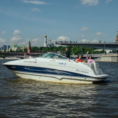 На каютной яхте «Вальяжная» по центру Москвы