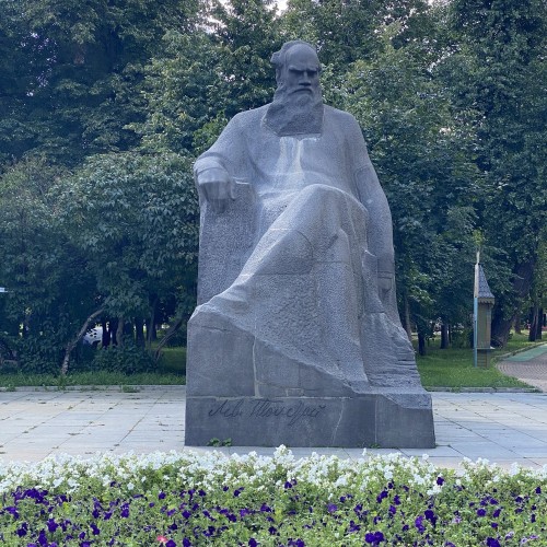 От Девичьего поля до Мухиной горы: прогулка с элементами ребуса