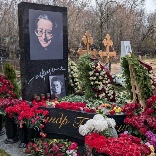 Кумиры, герои и святые старинного Ваганьковского кладбища в Москве