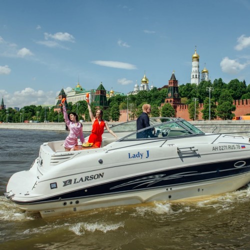 На каютной яхте «Вальяжная» по центру Москвы