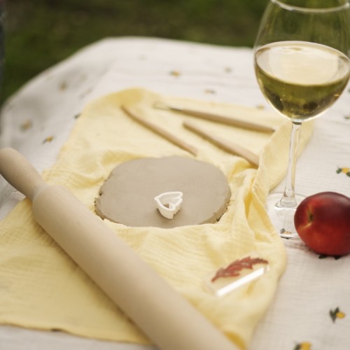 Мастер-класс по лепке из глины в Лопухинском саду Петербурга