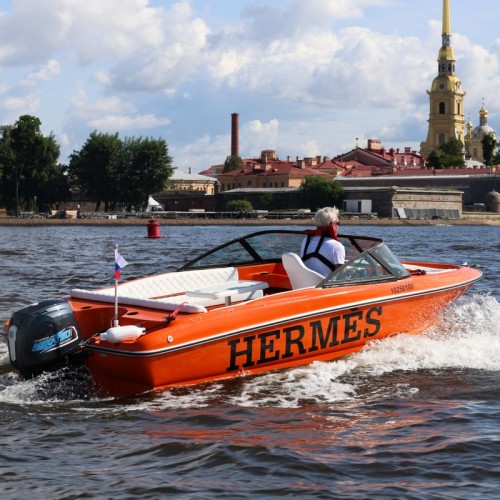 На стильном катере — к самому высокому зданию Европы