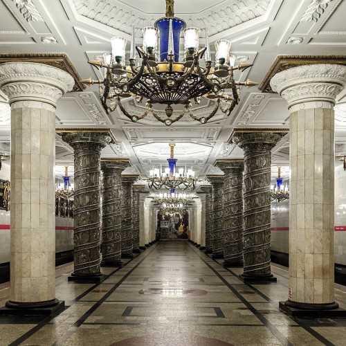 Петербургская подземка: путешествие по станциям и истории