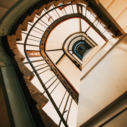 Петербург за закрытыми дверями: парадные лестницы и дворы-колодцы