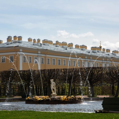 Из Санкт-Петербурга в Петергоф — к фонтанам Нижнего парка