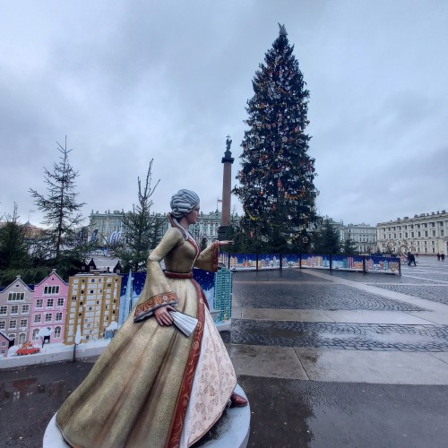 Романовы без трона: групповая прогулка по Дворцовой набережной