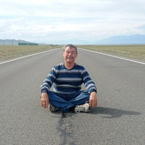 Приехать на Алтай, увидеть цветение маральника и оказаться на Марсе