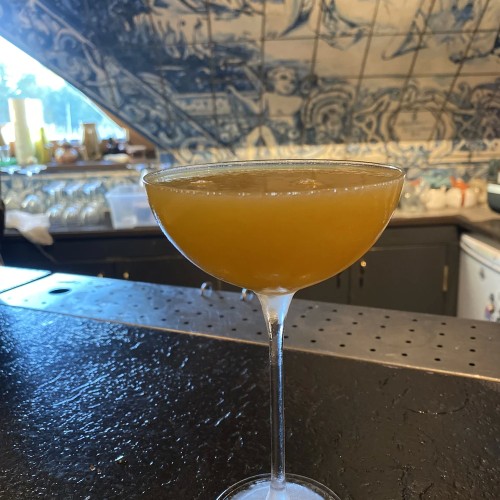 По секретным барам — на премиальном авто с панорамной крышей