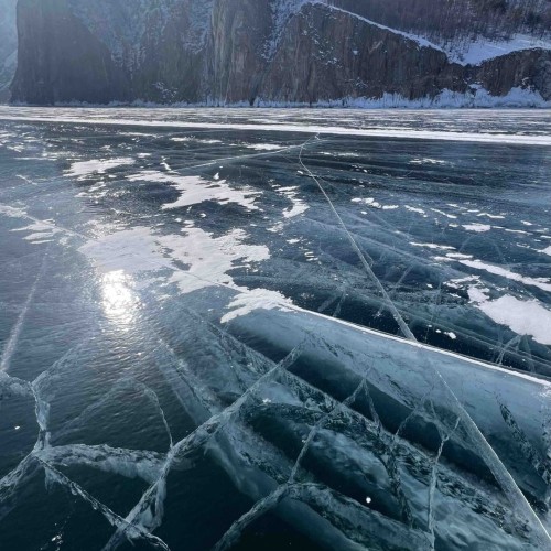 Зимняя рыбалка на льду Байкала своей компанией