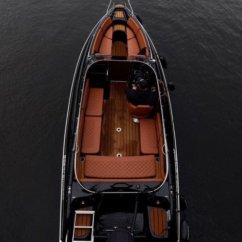 По водным артериям Петербурга — на чёрном катере