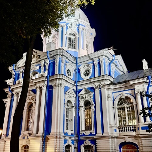 Смольный за 300 лет: от Смольного двора до убийства Кирова