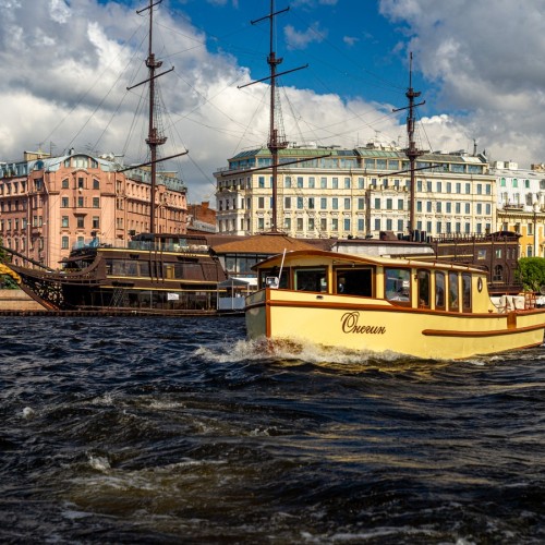 Индивидуальная экскурсия на атмосферном катере «Онегин»