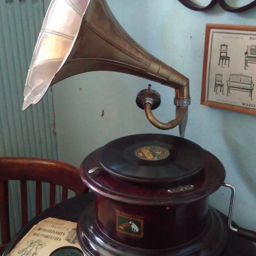 Артефакты Литейного: от парадной Фонтанки к кафе в парадной