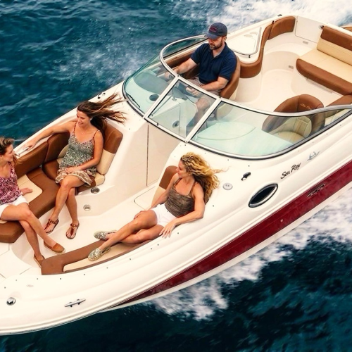 На катере по Мойке и Фонтанке — только своей компанией