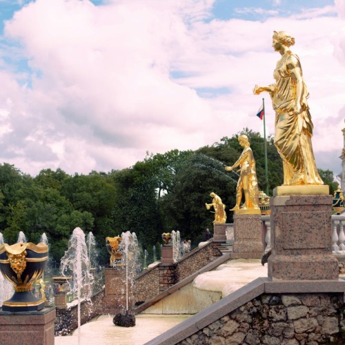 Имперская роскошь парковых фонтанов и дворцов Петергофа