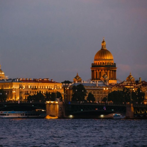 Ночной круиз вдоль парадных набережных и разведённых мостов Санкт-Петербурга