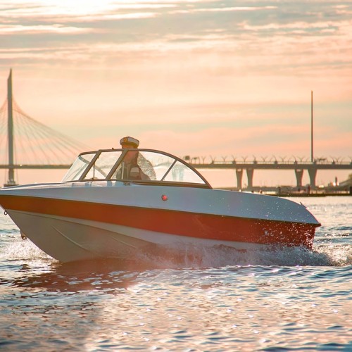 На катере — к центральным достопримечательностям, островам или просторам залива