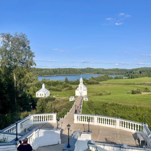 Из Петербурга — к монастырям и святому источнику