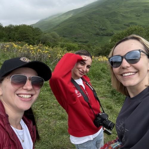 Девичник в Осетии: джип-трип в горах с уроками стрельбы и рисования