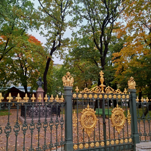 Полуденный выстрел и колоннада Исаакиевского собора