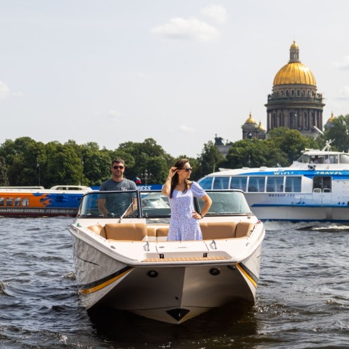 Путешествие по Неве и каналам на большом катере