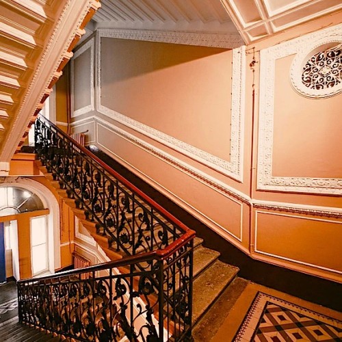 Доходные дома, дворы-колодцы и парадные лестницы