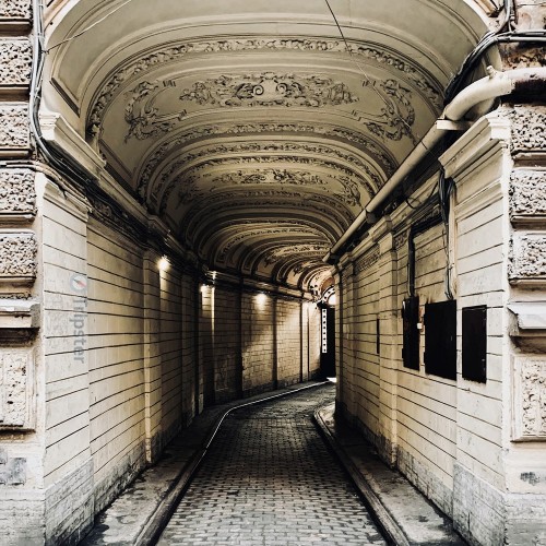 Приватный Петербург за закрытыми дверями: парадные лестницы и дворы-колодцы