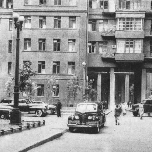 Вокруг Дома на набережной с его жителем