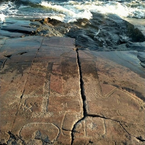 Своей компанией по Карелии: первобытные послания у Онежского озера, Кижи и прогулка на катере