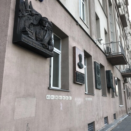 Вокруг Дома на набережной с его жителем