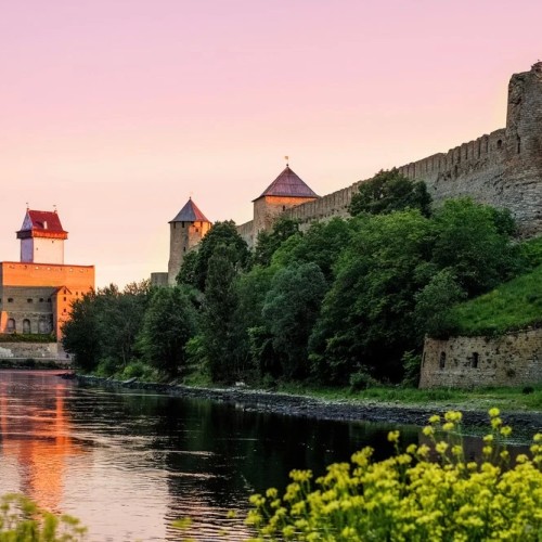 Экскурсия из Петербурга в Ивангород: крепость, нарвская рыба и маяк