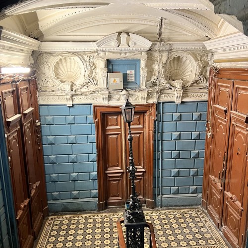 Для самых стойких: подробная экскурсия по дворам и парадным Дворцовой слободы