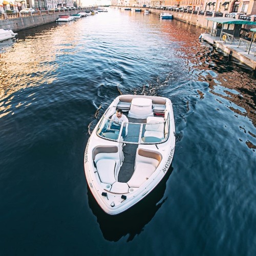 По Петербургу — на индивидуальном катере