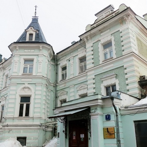 Гостиная горка на берегу Яузы