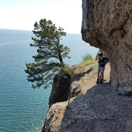 Треккинг по экотропе вдоль озера Байкал