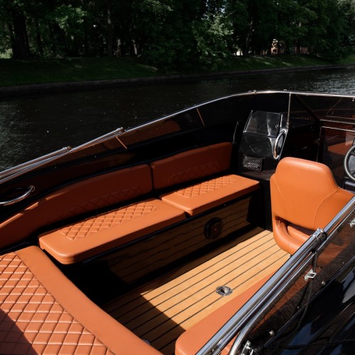 По водным артериям Петербурга — на чёрном катере