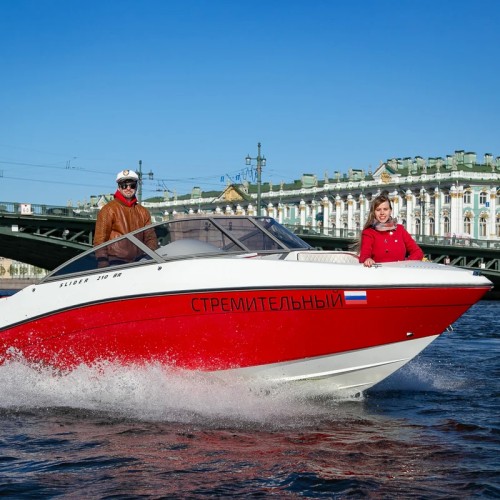 На ярком катере — по рекам и каналам Петербурга
