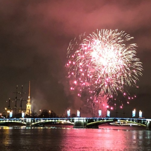 Санкт-Петербург: когда зажигаются елки