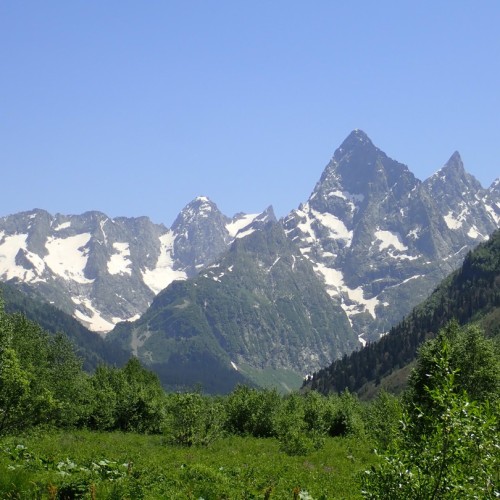 Домбай: экскурсии и походы по заповедным местам