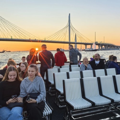 Вояж на элитном теплоходе в сопровождении гида и живой музыки