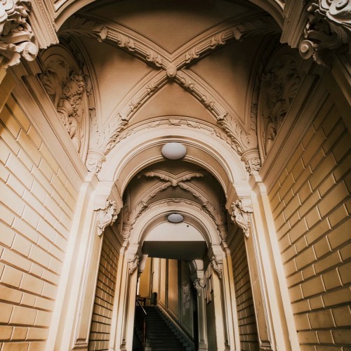 Петербург за закрытыми дверями: парадные лестницы и дворы-колодцы