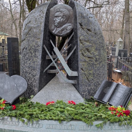 Кумиры, герои и святые старинного Ваганьковского кладбища в Москве