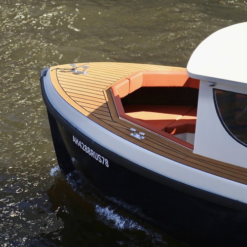 Путешествие по водным артериям Петербурга на катере «Юность»