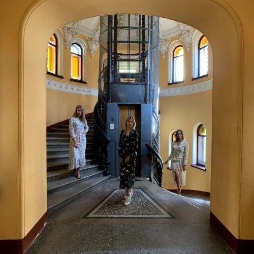 От парадных до стрит-арта: по знаковым местам Петербурга на авто премиум-класса