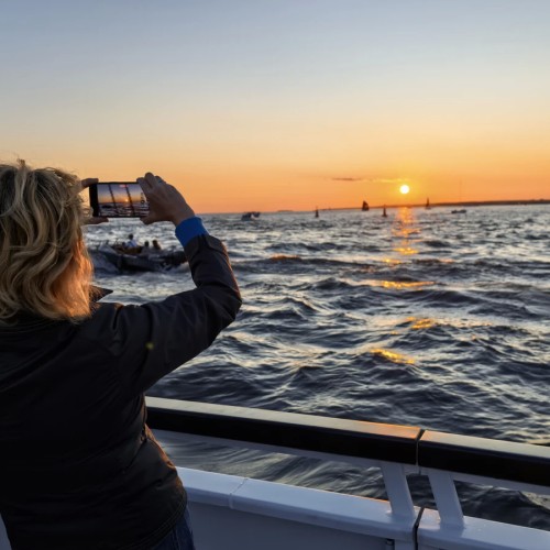 Вояж на элитном теплоходе в сопровождении гида и живой музыки