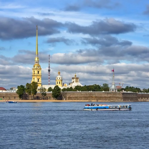Часовая прогулка на теплоходе от Петропавловской крепости