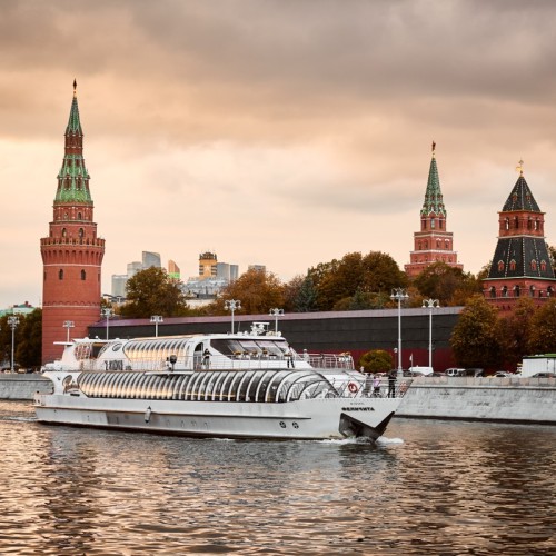 По вечерней Москве — на теплоходе и автобусе