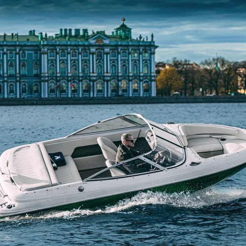 На катере — по центру Петербурга